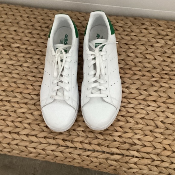 Adidas Classic White and Green Shoes - Picture 1 of 10